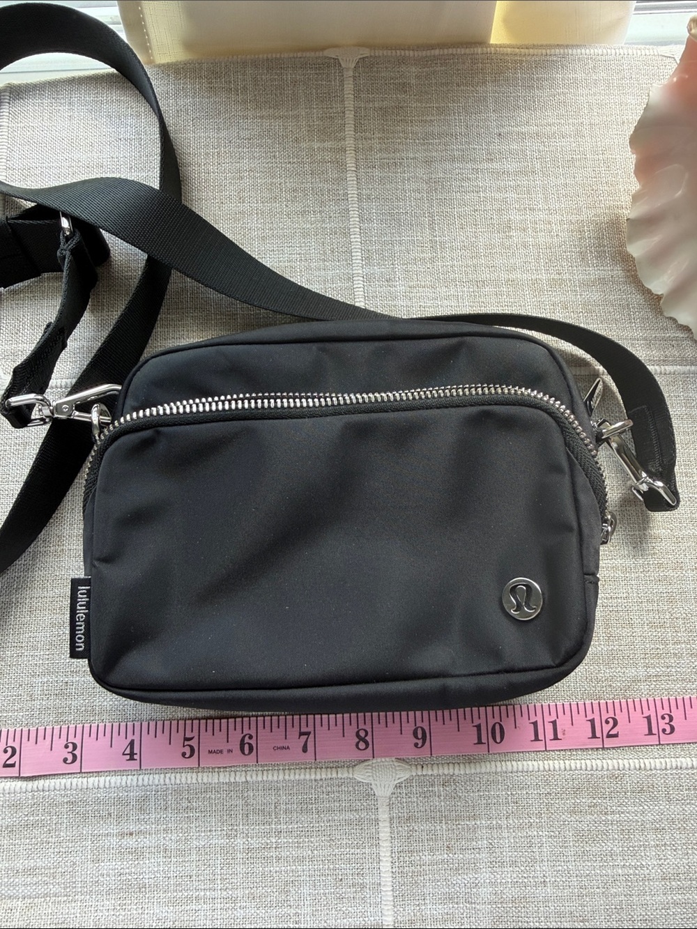 lululemon Everywhere Black Crossbody Bag 2L size